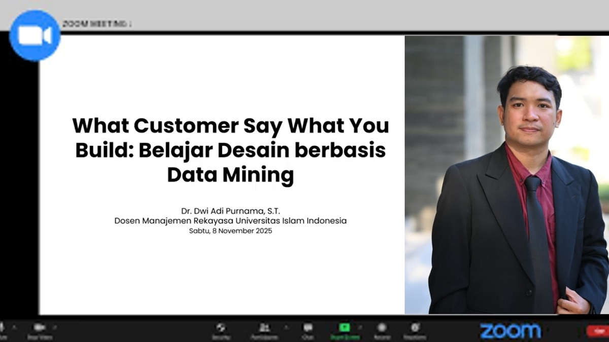 Dwi Adi Purnama saat menyampaikan materi Webinar 'What Customer Say, What You Build: Belajar Desain Berbasis Data Mining.' (foto : istimewa)