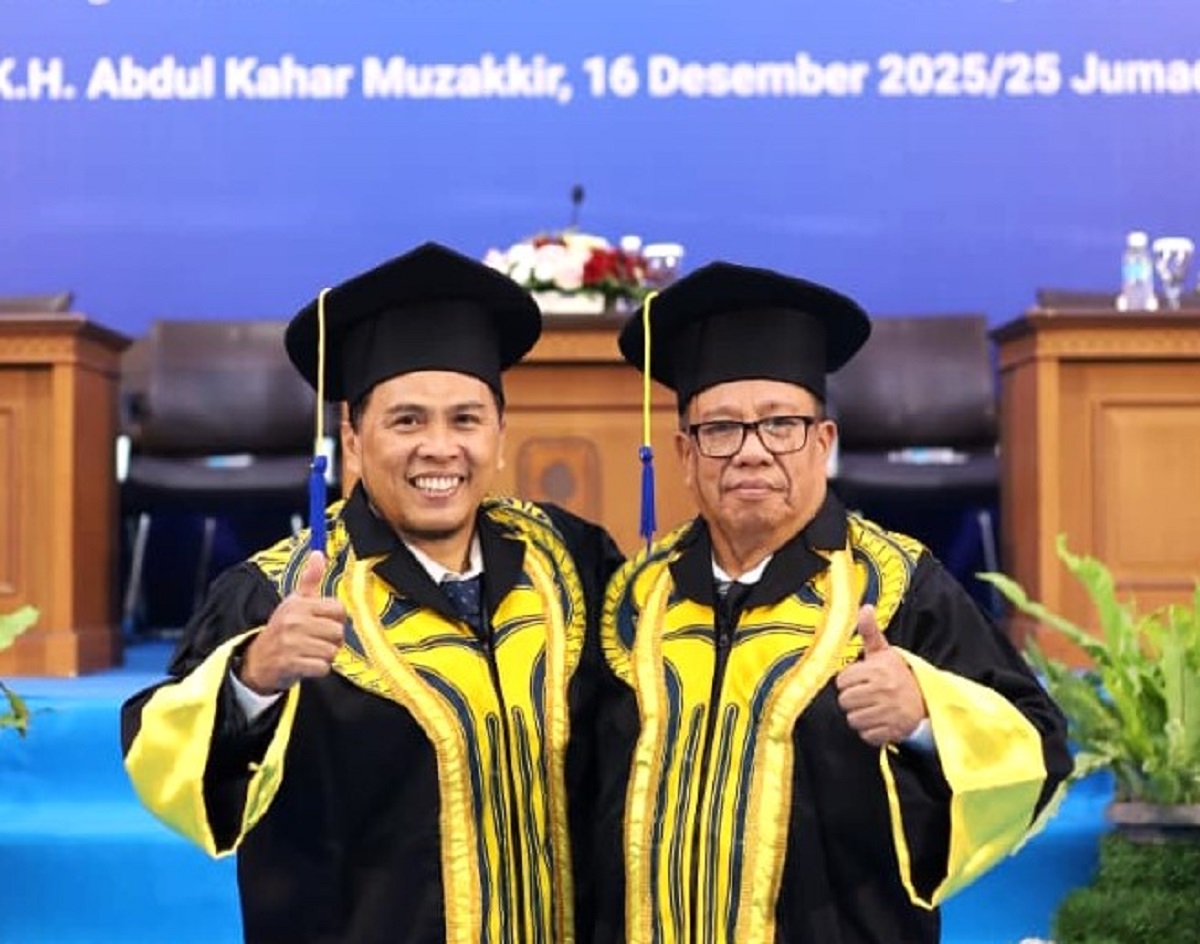 Prof Eko Siswoyo dan Prof Yusdani sebelum menyampaikan pidato pengukuhan di Auditorium KH Abdul kahar Muzakkir, Kampus Terpadu UII, Selasa (16/12/2025). (foto : istimewa)