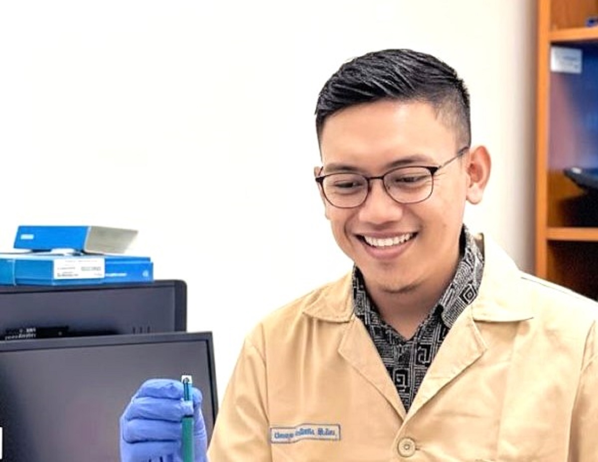 Ganjar Fadillah memperlihatkan Sensor Portable untuk deteksi mikroplastik dan zat aditifnya. (foto : istimewa)