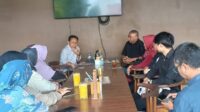 Hari Purnomo dan Jerri Irgo saat berdiskusi dengan guru-guru SMA Kota Jambi. (foto : istimewa)