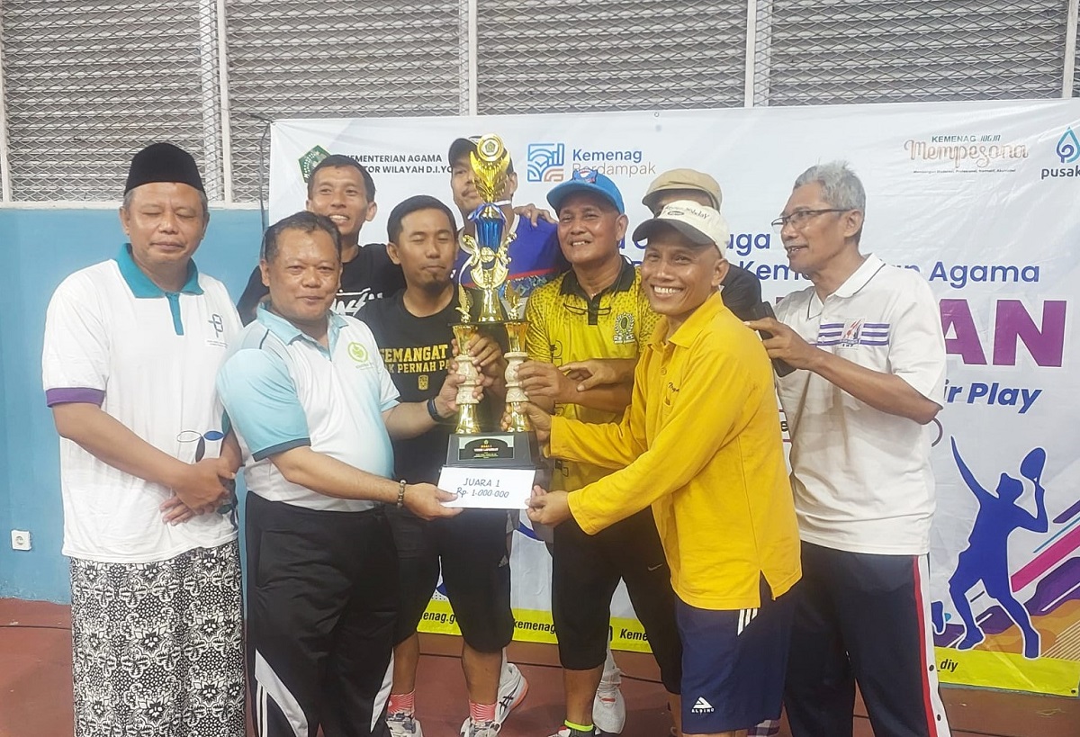 Nur Ahmad Ghojali didampingi Wahib Jamil menyerahkan tropi dan uang pembinaan kepada para juara. (foto : heri purwata)