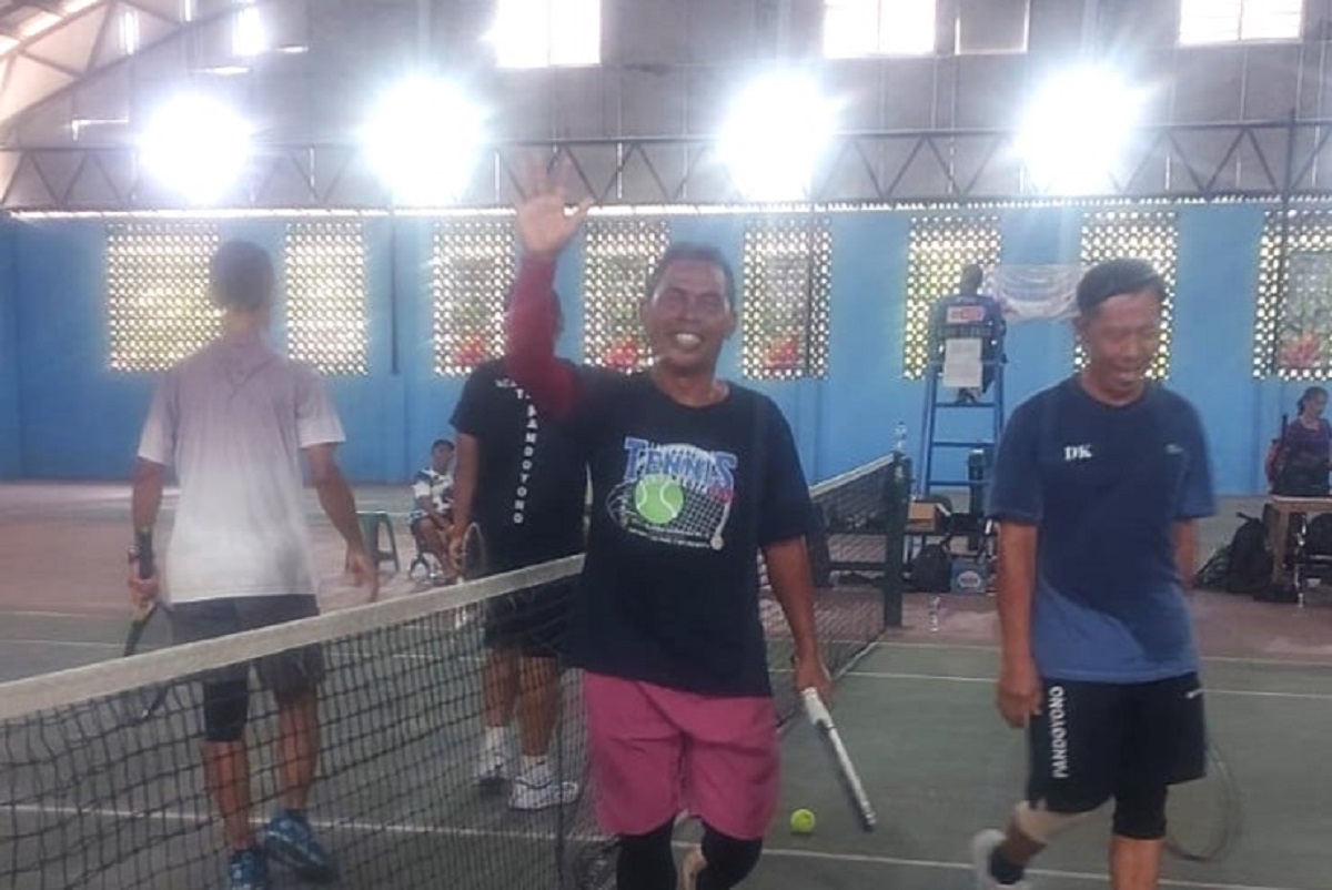 Pasangan Marhatap/Edi W setelah mengalahkan Hari Purnama/Bandiyo untuk menjadi Juara Pool B. (foto : heri purwata)