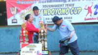 Ibu Mukidah Pandoyono menyerahkan hadiah pada Juara 1 Turnamen Tenis Internal Pandoyono 2023 di Lapangan Tenis Kalisoko, Kulonprogo. (foto : heri purwata)