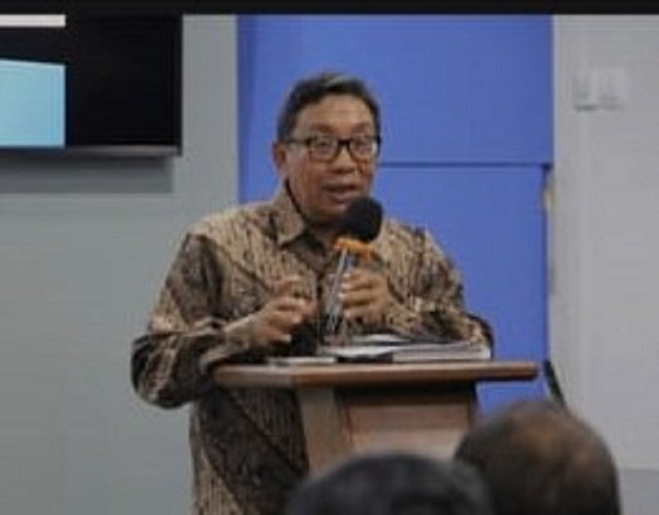 Prof Asvi Warman Adam saat menyampaikan orasi budaya di Auditorium Fakultas Kedokteran Universitas Islam Indonesia (UII), Jumat (12/12/2025). (foto : istimewa)