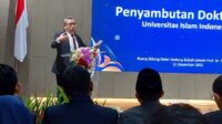 Rektor UII saat menyambut 33 doktor baru di Gedung Kuliah Umum Prof Dr Sardjito Lantai 2, Kampus Terpadu UII Jalan Kaliurang Km 14,5 Sleman, Daerah Istimewa Yogyakarta (DIY), Kamis (11/12/2025). (foto : heri purwata)