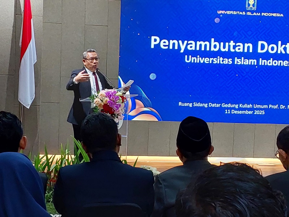 Rektor UII saat menyambut 33 doktor baru di Gedung Kuliah Umum Prof Dr Sardjito Lantai 2, Kampus Terpadu UII Jalan Kaliurang Km 14,5 Sleman, Daerah Istimewa Yogyakarta (DIY), Kamis (11/12/2025). (foto : heri purwata)