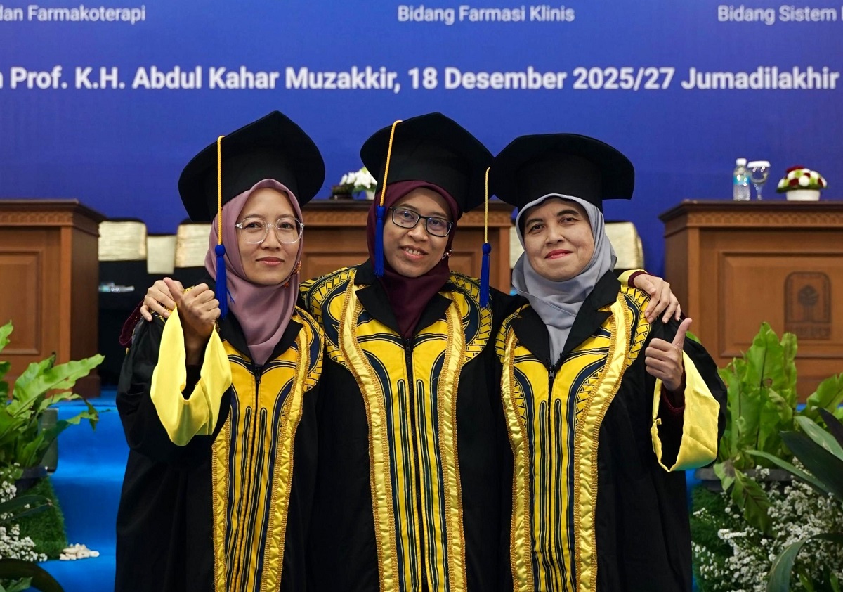 Tiga Guru Besar yang dikukuhkan di Auditorium KH Abdul kahar Muzakkir, Kampus Terpadu UII, Kamis (18/12/2025). (foto : istimewa)