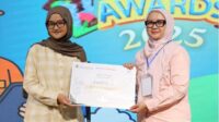 Penyerahan hadiah kepada pemenang Lomba Karya Tulis Ilmiah UII Siaga Award 2025. (foto : istimewa)