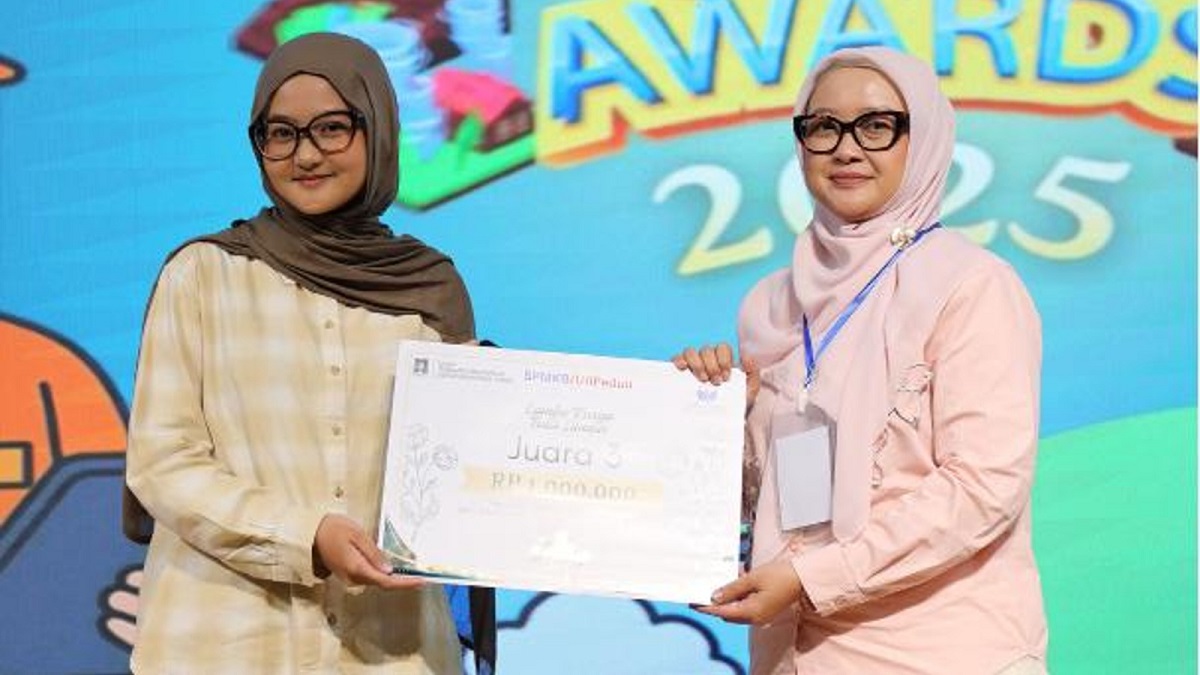 Penyerahan hadiah kepada pemenang Lomba Karya Tulis Ilmiah UII Siaga Award 2025. (foto : istimewa)