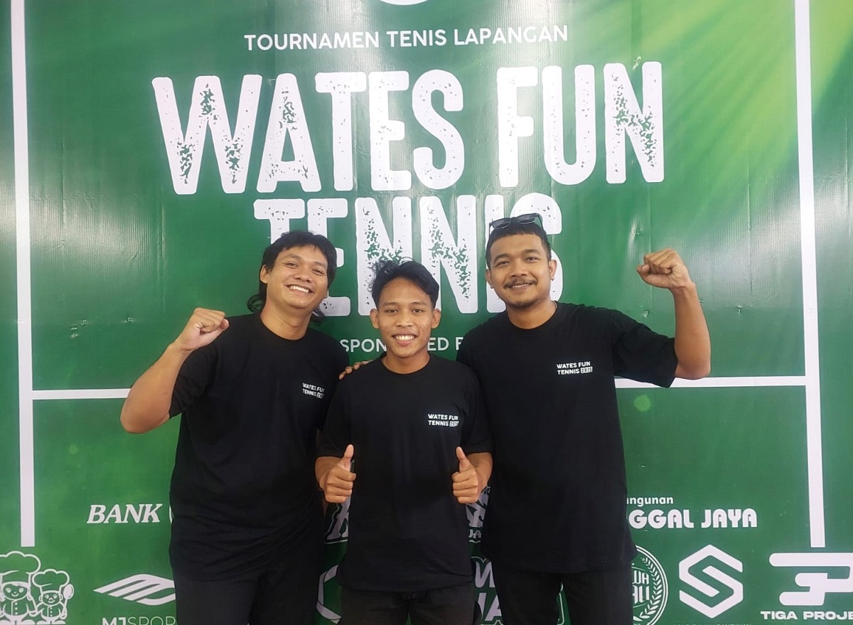 Senna Isnaeni, Arimurti dan Erneska Tri Yudha, pemrakarsa Wates Fun Tennis, kompetisi bagi petenis pemula. (foto : heri purwata)