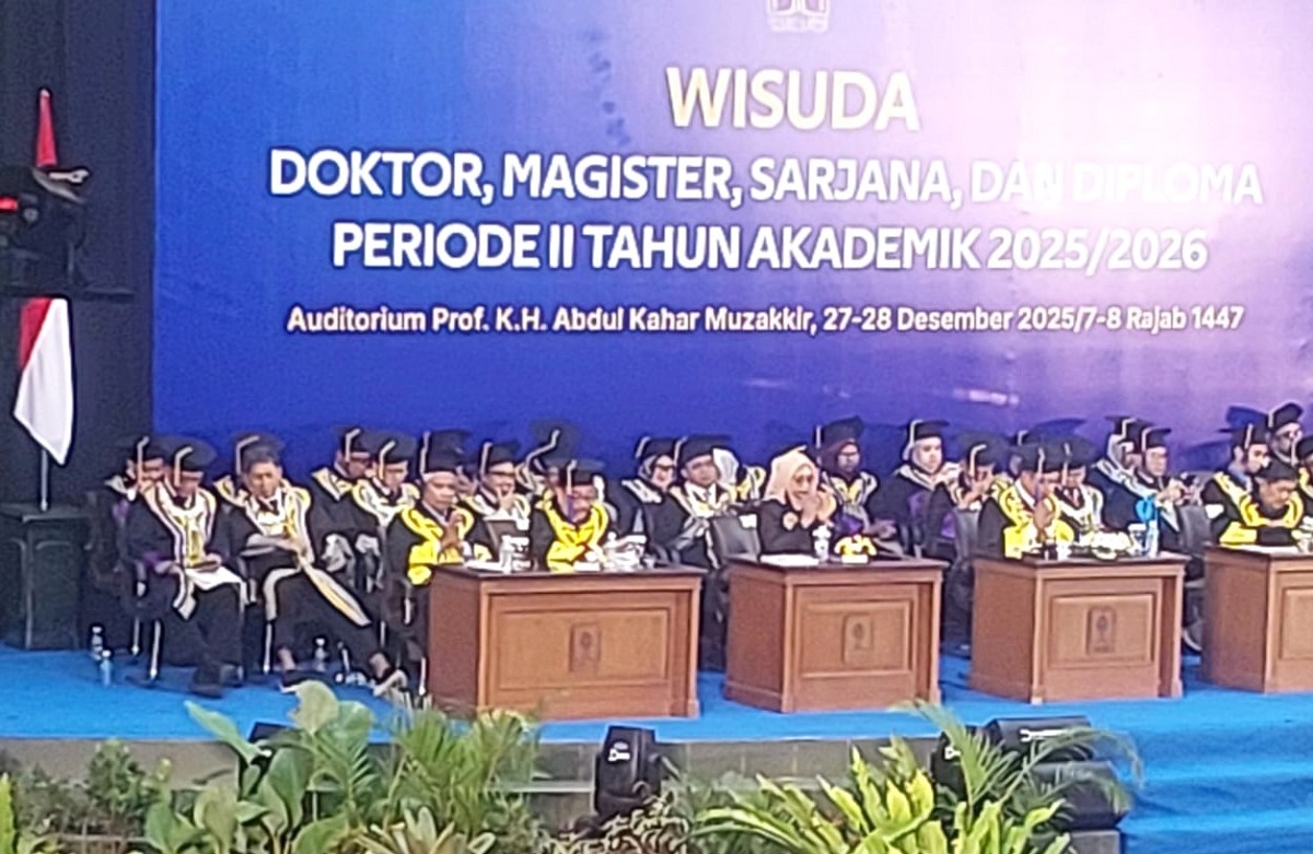 Wisuda Periode II Tahun Akademik 2025/2026 di Auditorium Prof KH Abdul Kahar Muzakkir, Kampus Terpadu UII, Sabtu (27/12/2025). (foto : heri purwata)