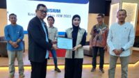 Dekan FTSP UII menyerahkan sertifikat kepada peserta Program Microcredential BIM di Auditorium FTSP UII, Senin (29/12/2025). (foto : heri purwata)