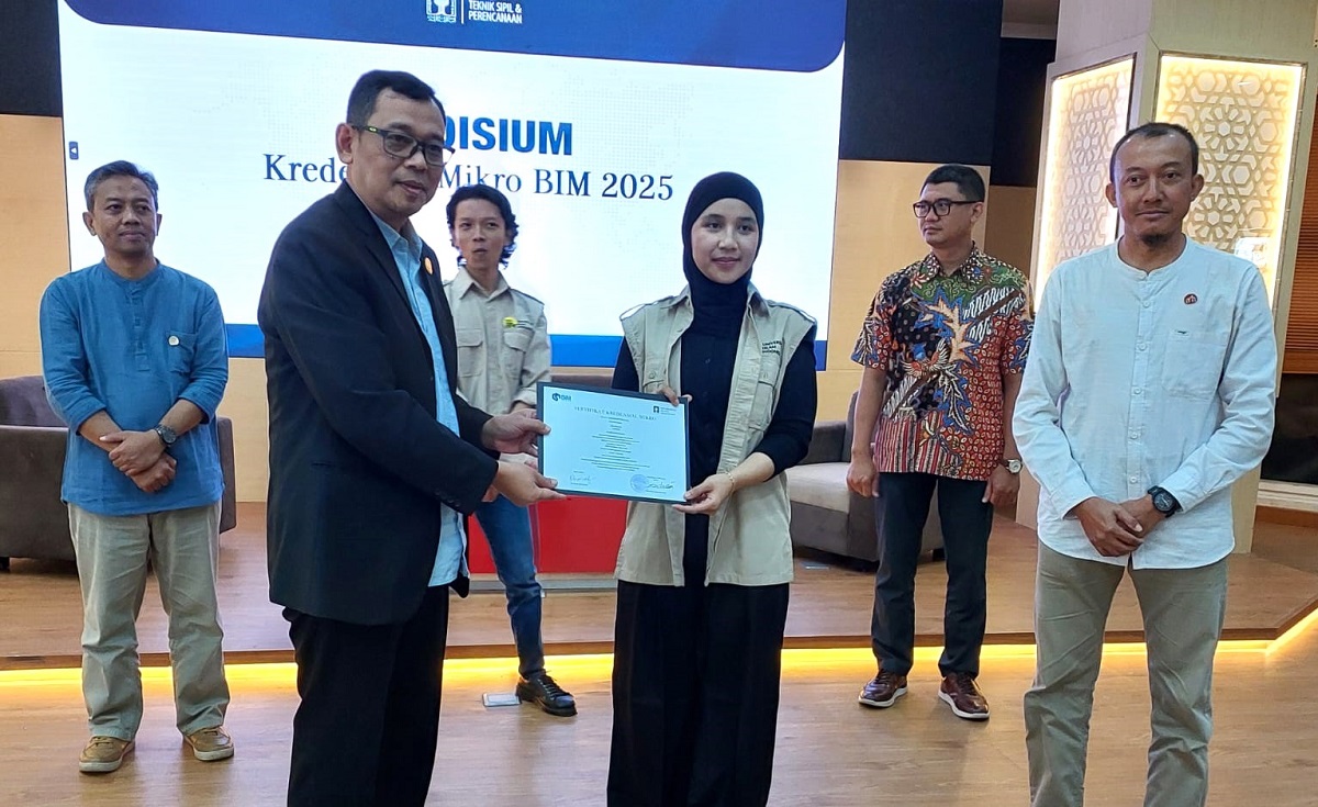 Dekan FTSP UII menyerahkan sertifikat kepada peserta Program Microcredential BIM di Auditorium FTSP UII, Senin (29/12/2025). (foto : heri purwata)