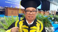 Profesor Yusdani saat pengukuhan Guru Besar di Auditorium KH Abdul kahar Muzakkir, Kampus Terpadu UII. (foto : heri purwata)