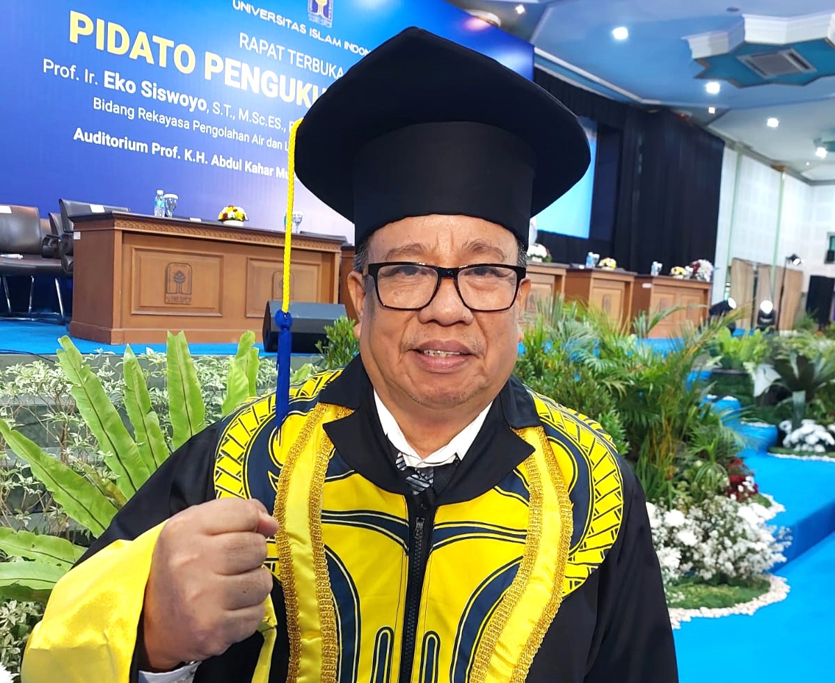 Profesor Yusdani saat pengukuhan Guru Besar di Auditorium KH Abdul kahar Muzakkir, Kampus Terpadu UII. (foto : heri purwata)