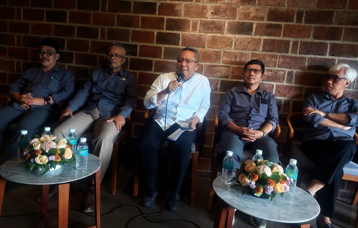 Rektor UII didampingi Wakil Rektor saat memberikan keterangan kepada wartawan. (foto : heri purwata)