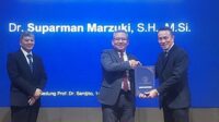 Rektor UII saat menyerahkan SK Profesor kepada Suparman Marzuki yang disaksikan Kepala LLDikti Wilayah V DIY di Kampus Terpadu UII Yogyakarta. (foto : heri purwata)