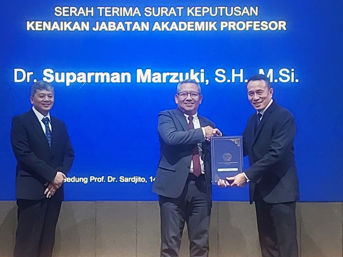 Rektor UII saat menyerahkan SK Profesor kepada Suparman Marzuki yang disaksikan Kepala LLDikti Wilayah V DIY di Kampus Terpadu UII Yogyakarta. (foto : heri purwata)