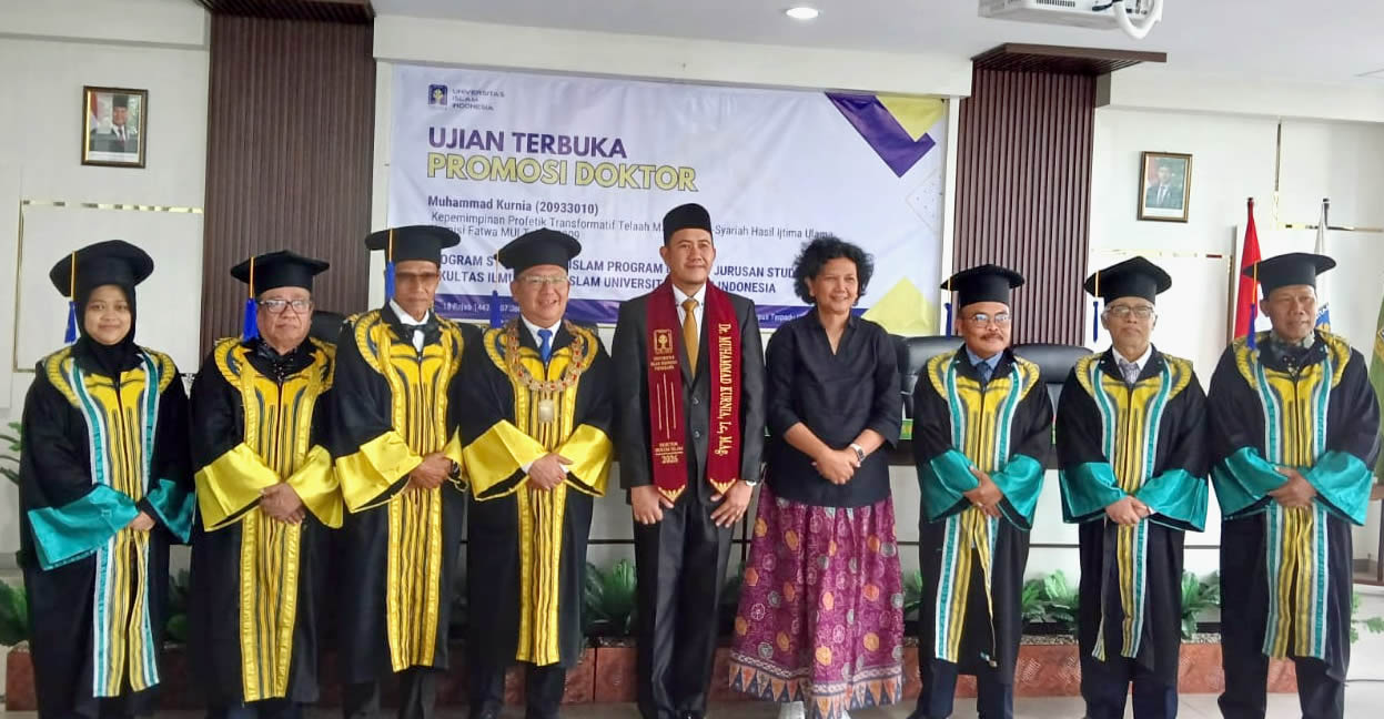 Muhammad Kurnia didamping Dekan FH UBB dalam Ujian Terbuka Promosi Doktor FIAI UII (Foto: Firnas)