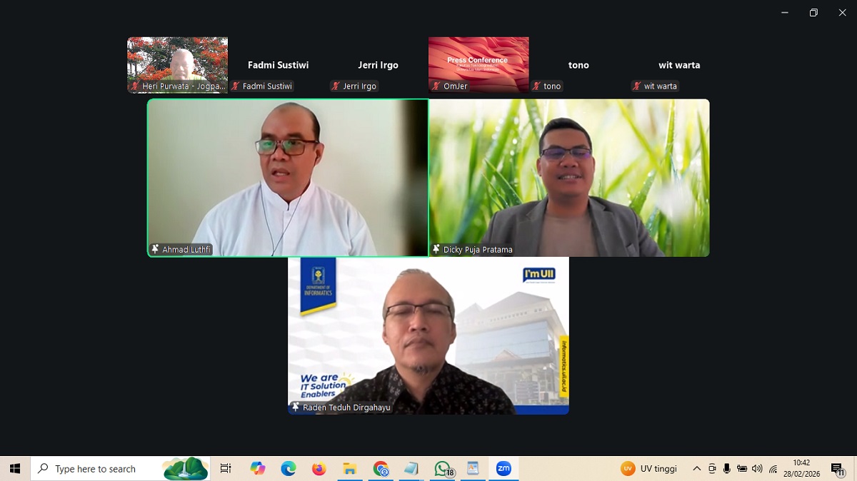 BPMM OMG - MI UII Dicky Puja Pratama (kanan atas) didampingi Teduh Dirgahayu dan Ahmad Lutfi saat memaparkan hasil penelitian kepada wartawan secara virtual, Sabtu (28/2/2026). (foto : screenshotzoom/heri purwata)