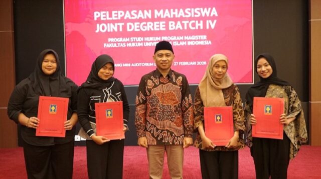 Empat mahasiswi peserta joint degree program ke Dicle University Turky bersama Dekan FH UII. (foto : istimewa)