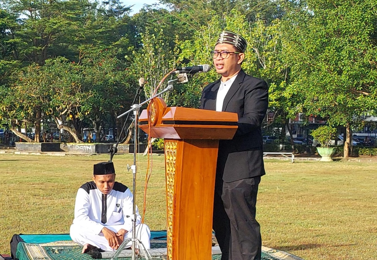 Iwan Setiawan saat menyampaikan khotbah Idul Fitri 1447 H di Alun-alun Wates, Kulonprogo, Jumat (20/3/2026). (foto : heri purwata)