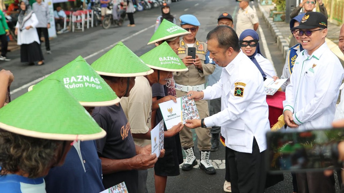Wakil Bupati, Ambar Purwoko menyerahkan dana ZIS Baznas Kulonprogo di depan Rumah Dinas Bupati, Rabu (3/4/2026). (foto : istimewa)