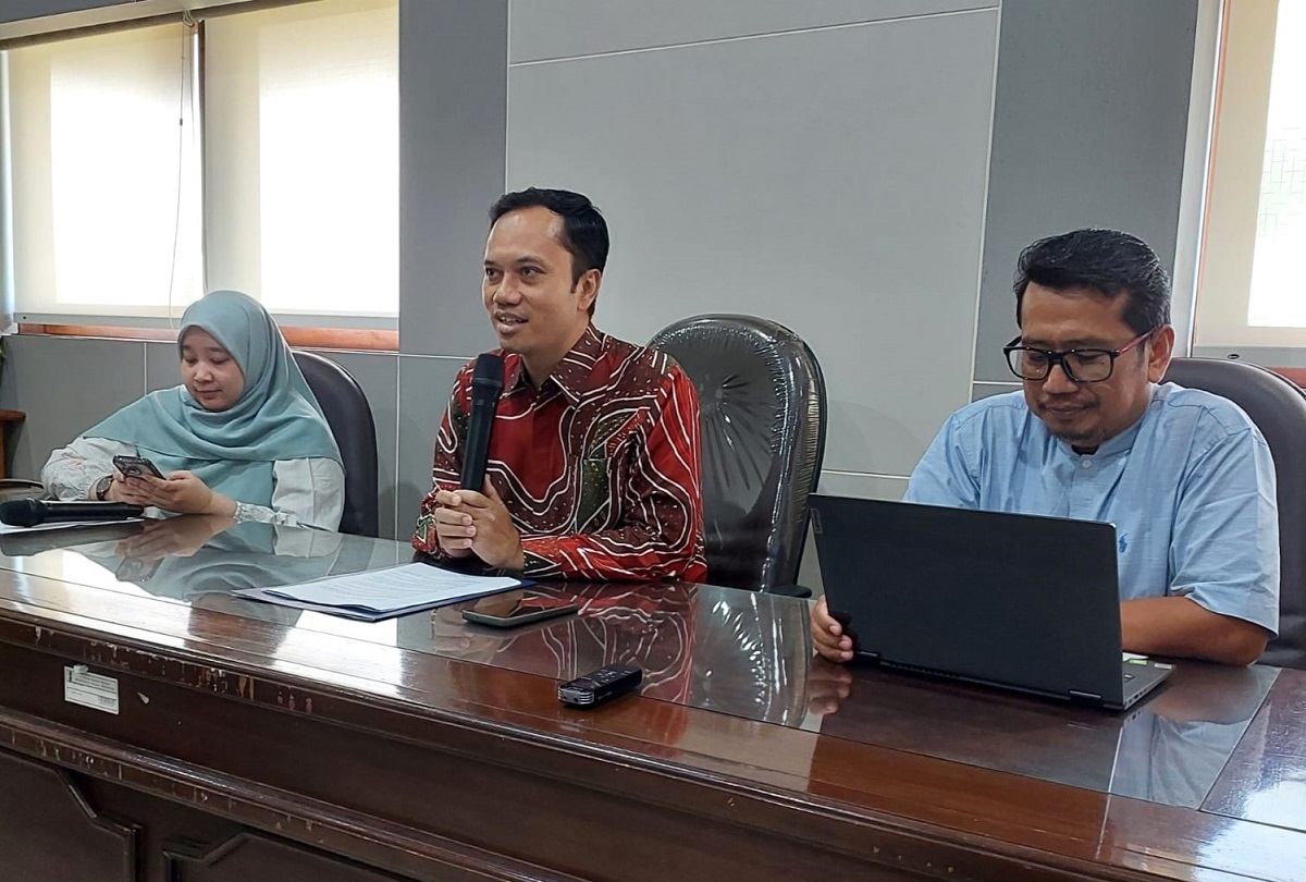 Karina Utami Dewi, Eko Riyadi (tengah), Anang Zubaidy saat memberi keterangan kepada wartawan. (foto : heri purwata)
