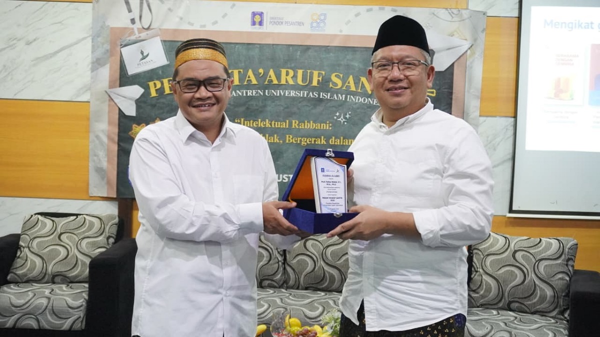 Suyanto Thohari menyerahkan kenang-kenangan kepada Rektor UII, Fathul Wahid seusai memberikan pembekalan dan motivasi kepada para santri. (foto : istimewa)