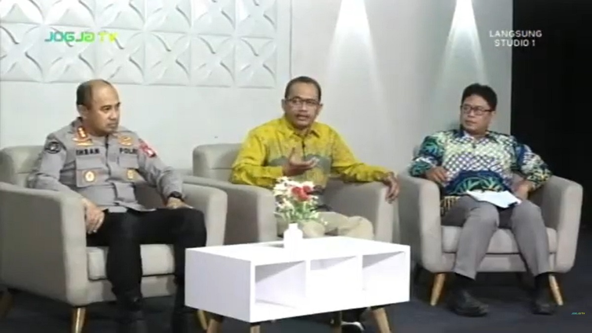Kombes Pol Ihsan, Hudono, dan Ipan Pranaskti saat Talkshow dengan tema Sesarengan Jaga Jogja dengan Informasi Sehat di Jogja TV, Rabu (11/3/2026). (foto : screenshotyoutube/heri purwata)