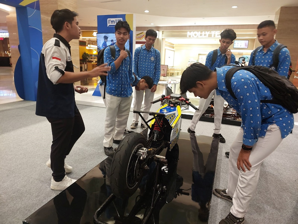 Siswa SMA mendapat penjelasan tentang karya mahasiswa di Expo FTI 2026. (foto : heri purwata)
