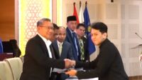 Rektor UII, Fathul Wahid menyerahkan Sertifikat Profesi Arsitek, Sabtu (18/4/2026). (foto : screenshotyoutube/heri purwata)