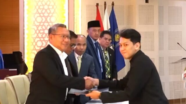 Rektor UII, Fathul Wahid menyerahkan Sertifikat Profesi Arsitek, Sabtu (18/4/2026). (foto : screenshotyoutube/heri purwata)