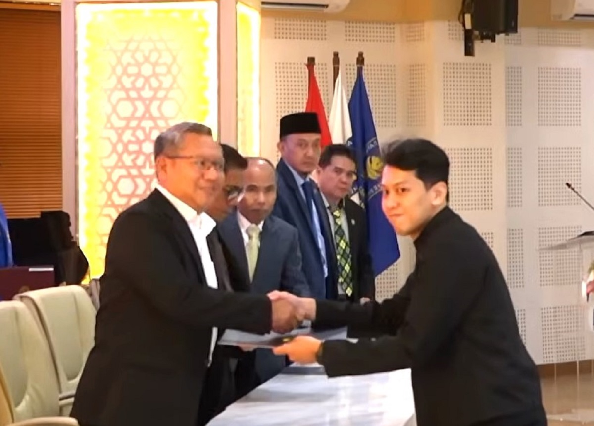 Rektor UII, Fathul Wahid menyerahkan Sertifikat Profesi Arsitek, Sabtu (18/4/2026). (foto : screenshotyoutube/heri purwata)