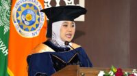 Prof Dr Dian Artha Kusumaningtyas saat menyampaikan pidato pengukuhan Guru Besar. (foto : Humas UAD)