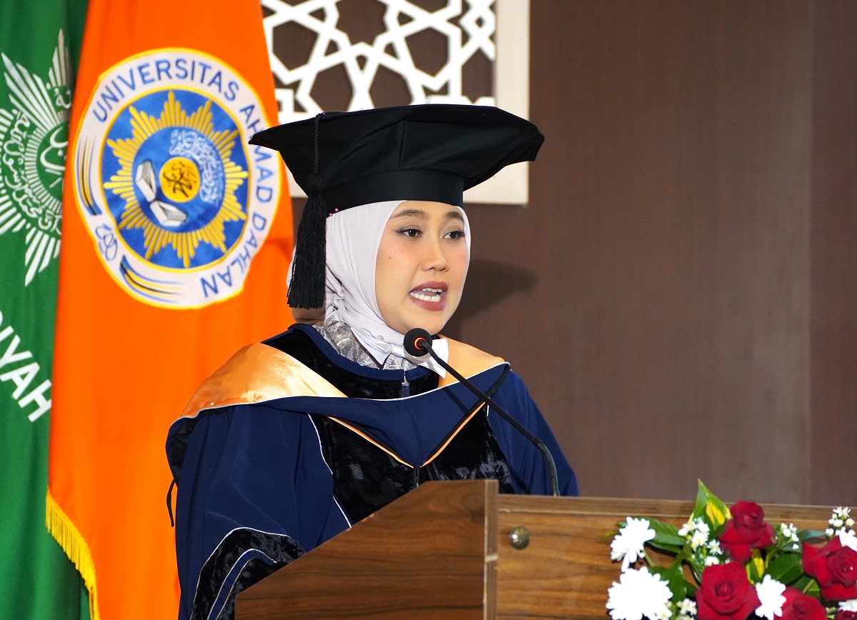 Prof Dr Dian Artha Kusumaningtyas saat menyampaikan pidato pengukuhan Guru Besar. (foto : Humas UAD)