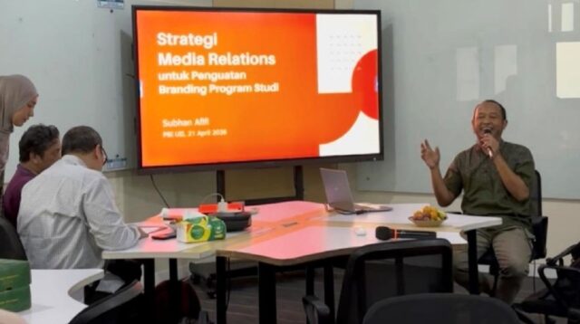 Subhan Afifi, saat menyampaikan materi pada Workshop Strategi Media Relations untuk Penguatan Branding Program Studi, Prodi PBI UII. (foto : istimewa)