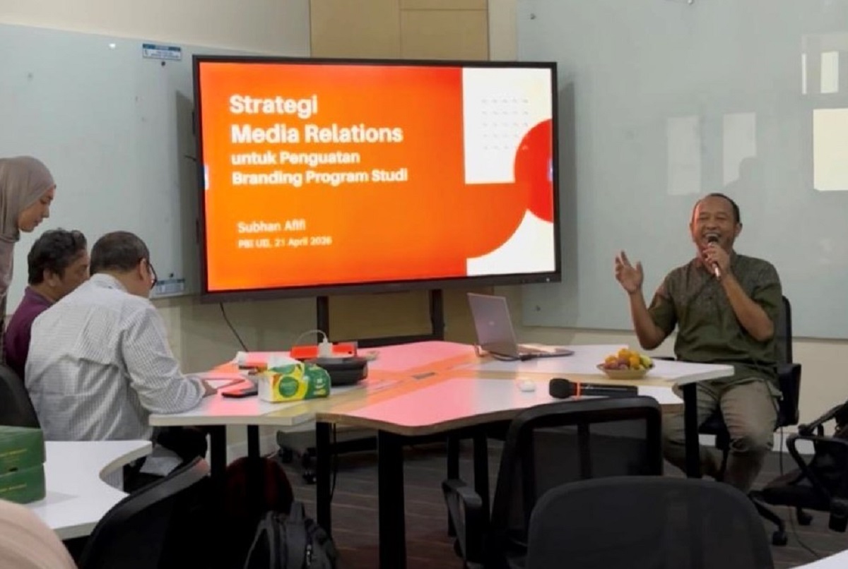 Subhan Afifi, saat menyampaikan materi pada Workshop Strategi Media Relations untuk Penguatan Branding Program Studi, Prodi PBI UII. (foto : istimewa)
