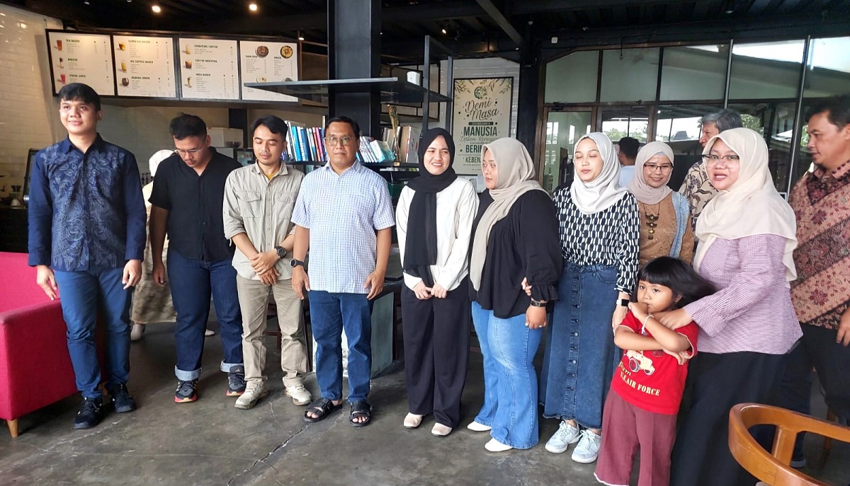 Pelepasan tujuh lulusan MTI UII oleh Winda Nur Cahyo, Ketua Prodi MTI UII. (foto : heri purwata)