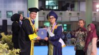 Rektor UII menyerahkan ijazah kepada wisudawan yang didampingi orangtuanya. (foto : istimewa)