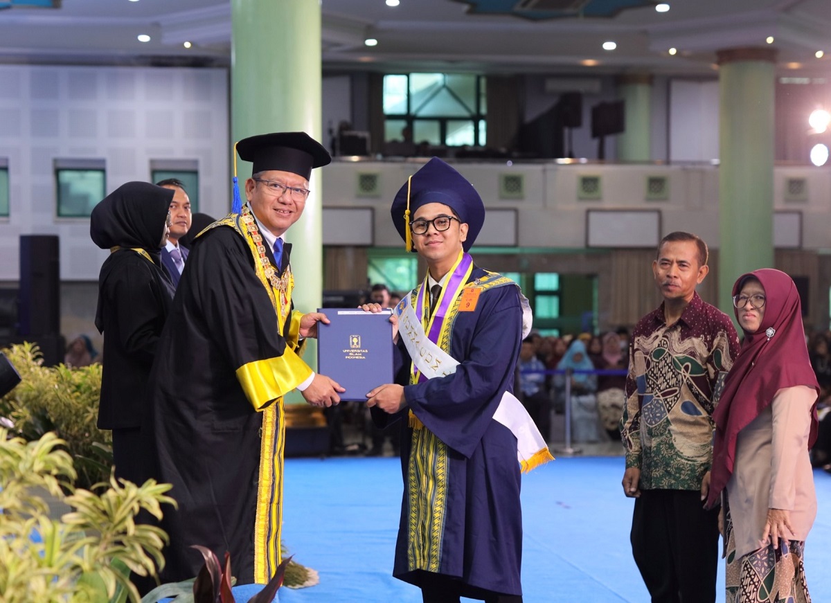 Rektor UII menyerahkan ijazah kepada wisudawan yang didampingi orangtuanya. (foto : istimewa)