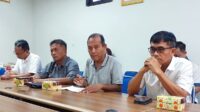 Dwi Agus Supriyanto (kedua dari kanan), Referee Turnamen Tenis Rektor UNY Cup, saat memimpin Technical Meeting (TM). (foto : heri purwata)