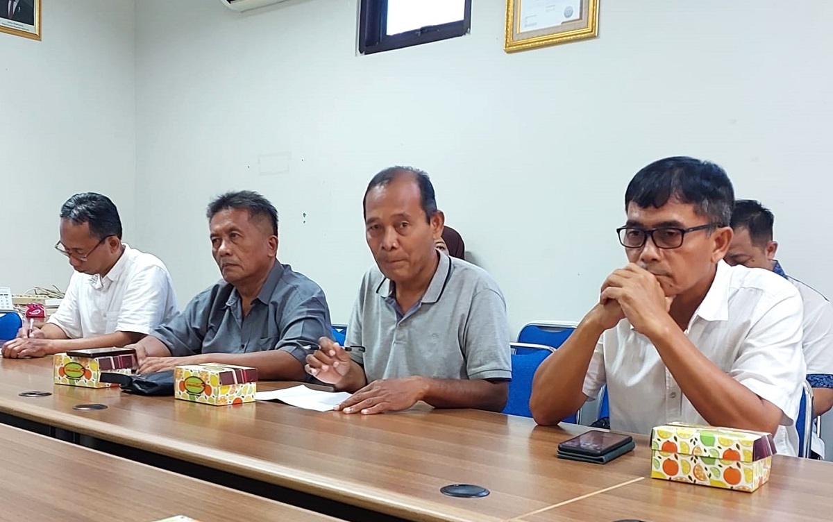 Dwi Agus Supriyanto (kedua dari kanan), Referee Turnamen Tenis Rektor UNY Cup, saat memimpin Technical Meeting (TM). (foto : heri purwata)