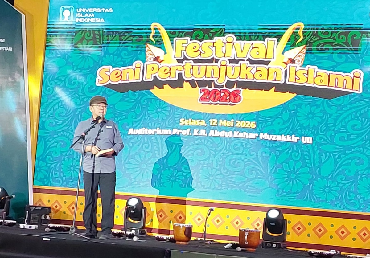 Rektor UII, Fathul Wahid saat membuka Festival Seni Pertunjukan di Auditorium Prof KH Abdul Kahar Muzakkir Kampus Terpadu, Selasa (12/5/2026). (foto : heri purwata)