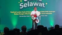 Fathul Wahid menabuh terbang saat membuka Gema Selawat di Auditorium Gedung KHA Wahid Hasyim, Fakultas Ilmu Agama Islam, Universitas Islam Indonesia (FIAI UII), Jumat (29/5/2026). (foto : heri purwata)
