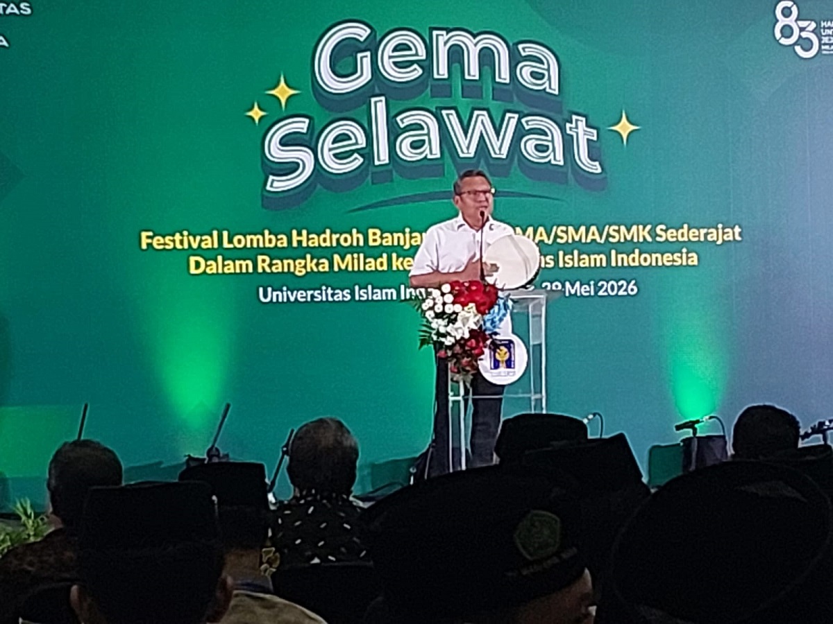 Fathul Wahid menabuh terbang saat membuka Gema Selawat di Auditorium Gedung KHA Wahid Hasyim, Fakultas Ilmu Agama Islam, Universitas Islam Indonesia (FIAI UII), Jumat (29/5/2026). (foto : heri purwata)