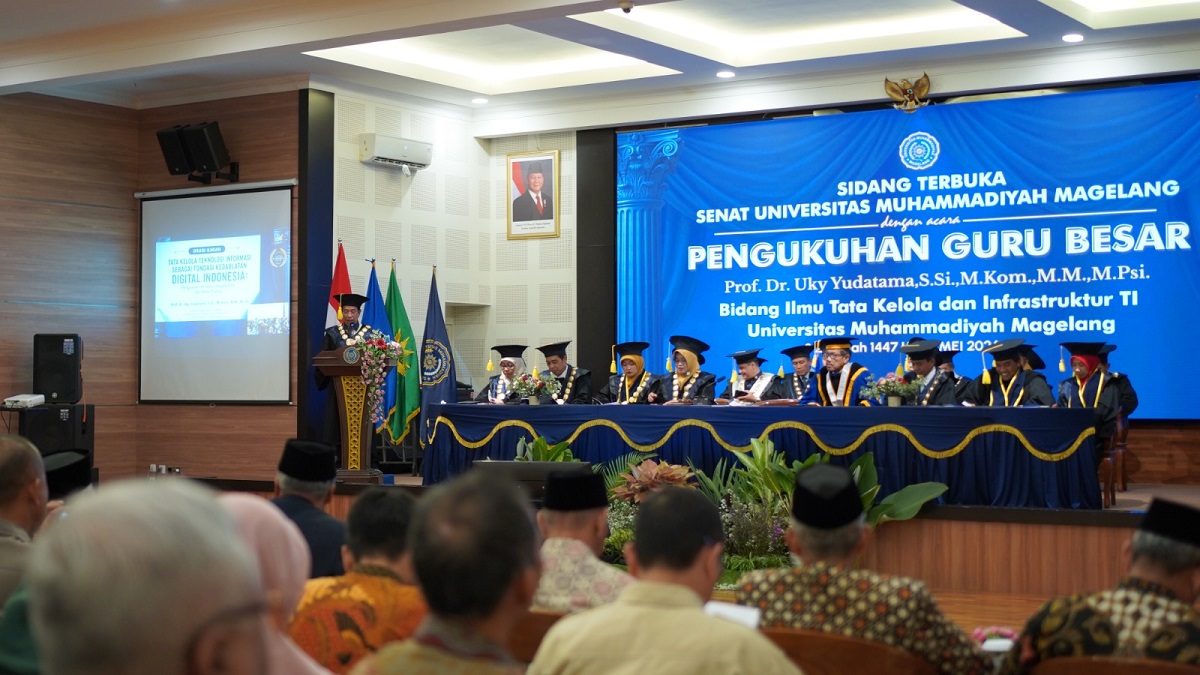 Prof Uky Yudatama saat menyampaikan pidato pengukuhan Guru Besar di Auditorium Kampus 1 UNIMMA, Selasa (19/5/2026). (foto : istimewa)