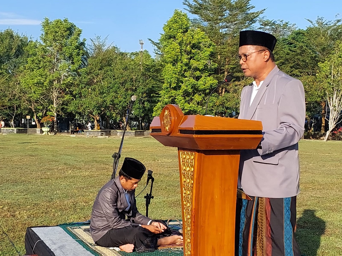 Sapardiyono saat menyampaikan khotbah Idul Adha 1447 H di Alun-alun Wates, Kulonprogo, DIY, Rabu (27/5/2026). (foto : heri purwata)