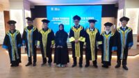 Sely Novita Sari bersama Dewan Penguji seusai Ujian Terbuka di Auditorium FTSP UII, Senin (25/5/2026). (foto : heri purwata)