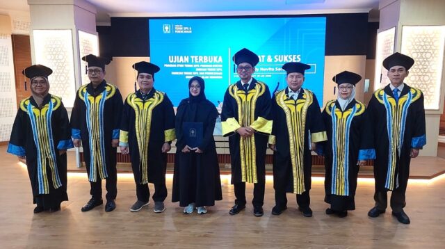 Sely Novita Sari bersama Dewan Penguji seusai Ujian Terbuka di Auditorium FTSP UII, Senin (25/5/2026). (foto : heri purwata)
